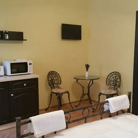 Square Apartment *