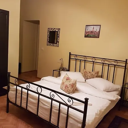 Square Apartment *